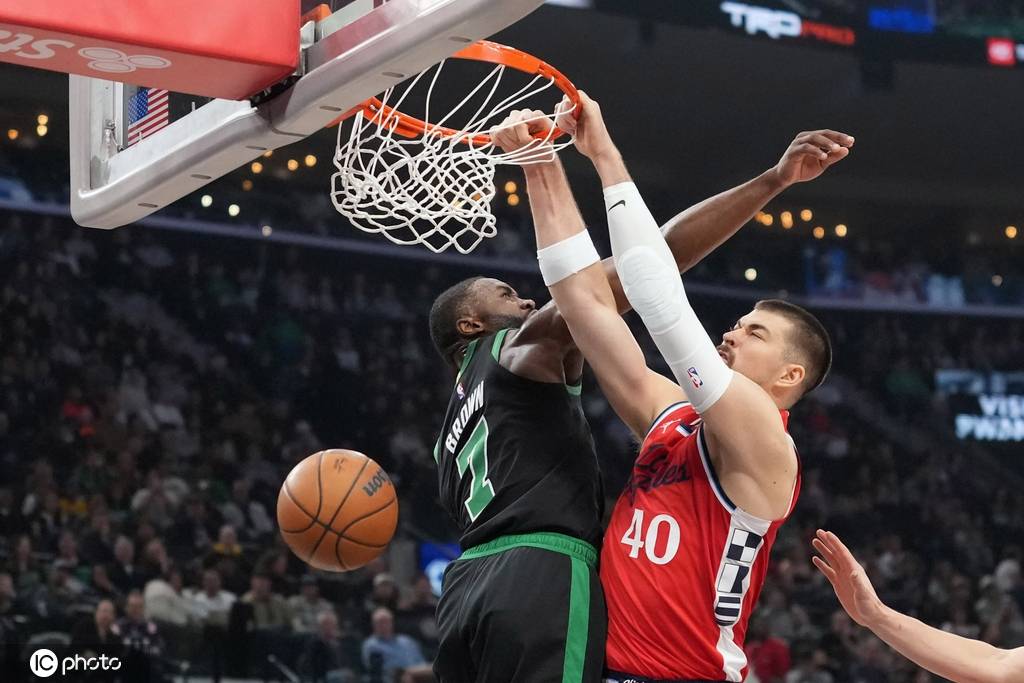 布朗50分莱昂纳德22分 快船不敌绿军6连胜终结